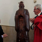 El descubrimiento de la estatua de Confucio, ayer por parte de Thang Jing y Hermida.
