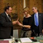 Prada y Luis del Olmo observan como el presidente de la Casa de León entrega la medalla a Aguirre