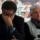 os dirigentes de la FARC Iván Márquez e Imelda Daza anuncian en Bogotá la retirada de la candidatura de Rodrigo Londoño, Timochenko, a la presidencia de Colombia.