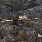 Vista de la zona arrasada por el incendio en Estepona, que obligó al desalojo de mil personas. DANIEL PÉREZ