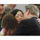 Euna Lee abraza a su hija y al exvicepresidente Al Gore, hoy al aterrizar en Estados Unidos.