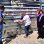 Representantes de UGT-Bierzo pegando carteles ayer en las calles de Ponferrada.