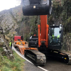 Una máquina trabaja en la retirada de las piedras sobre la calzada de la N-625. CAMPOS