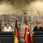 La cancillera alemana, Angela Merkel, y el primer ministro turco, Ahmet Davutoglu, en una rueda de prensa en Estambul.