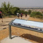 Los peregrinos junto al cartel, situado en un lugar con una impresionante panorámica.