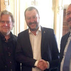 De izquierda a derecha, Michael Modrikamen, lídér del Partie Populaire belga, Steve Bannon y Matteo Salvini.