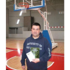 Antonio «Chiqui» Barros sujeta su libro «Semillas».