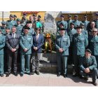 Agentes de la Uhel y del Greim posan con mandos y autoridades junto al monolito que sirve de homenaje.