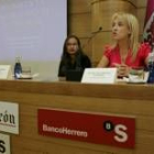 Las psicólogas Gretel Silvestre y Ana Julia Valbuena en el acto celebrado ayer en el Club de Prensa