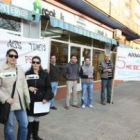 Los operarios se concentraron ayer ante la tienda que la empresa tiene en Fuentesnuevas.
