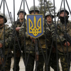 Soldados ucranianos hacen guardia en la entrada de la base de infantería de Pereválnoye, en Crimea.