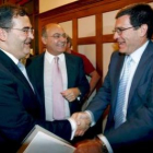 Díaz Ferrán observa como se saludan el presidente del ICO y el del Popular.