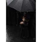 Un papón de corta edad, a las puertas de Santa Nonia, con la procesión de la Pasión ya suspendida.