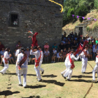 Danzantes de Peranzanes, de blanco, durante el baile de ayer junto al Santuario de Trascastro. DL