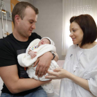 Juan Viñas y Estefanía Espadas, con su bebé recién nacido, Ander, el primer leonés en generar el histórico permiso de paternidad de ocho semanas. RAMIRO