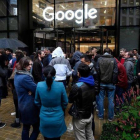 Los trabajadores permanecen fuera de las oficinas de Google, en Londres, durante la protesta mundial celebrada esta mañana.
