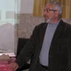 El profesor José Fernández Arenas en la charla sobre el abad de Escalada