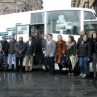 Imagen de familia de Carrasco, diputados y personal de los bibliobuses, ayer en Botines.