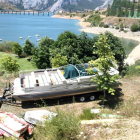 El barco está en una parcela a la espera de ser reparado y llevado a las aguas del pantano.
