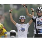 Los hermanos Schleck celebran la victoria de etapa ante Contador.