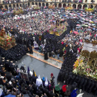 Celebración de El Encuentro en la Plaza Mayor, el día de Viernes Santo, en el momento en que los braceros del paso de «San Juanín» se arrodillan, inclinándolo, ante La Dolorosa.