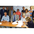 Los representantes de las asociaciones y La Caixa en la firma del convenio de colaboración.