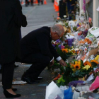 El primer ministro de Australia, Scott Morrison, reza frente un altar improvisado en honor a las víctimas del ataque a la mezquita Al-Noor Mosque en Christchurch.