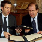 Alberto Núñez Feijóo y Juan Vicente Herrera firman el protocolo de colaboración entre las dos comuni