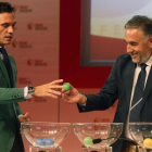 El presidente de la SD Ponferradina, José Fernández ‘Silvano’, participó directamente en el sorteo de Copa del Rey. RAQUEL P. VIECO