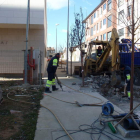 Las brigadas de obras del Ayuntamiento trabajan en el entorno del centro de especialidades.