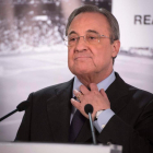 Florentino Pérez se echa la mano al cuello de la camisa durante la rueda de prensa