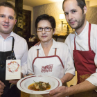 El equipo de cocina del restaurante Bodega Regia, con uno de los platos. FERNANDO OTERO PERANDONES