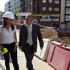 La directora de Infraestructuras de Feve, Adoración Prada, guió a Oreja y Gutiérrez.