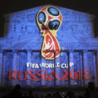El logotipo del Mundial de Rusia 2018, proyectado en la fachada del Teatro Bolshói de Moscú.