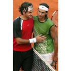 Nadal saluda a Federer tras ganarle en la final del pasado Roland Garros