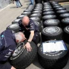 Dos técnicos revisan neumáticos en el circuito italiano de Imola