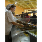 Repartiendo alimentos en el comedor universitario.
