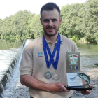 Rubén Santos Becerro con sus dos medallas y el trofeo. DL