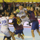 Ferrer, uno de los destacados del partido, intenta superar la correosa defensa del Barcelona a base de garra y coraje.