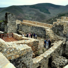 Imagen reciente de la zona restaurada del Castillo de Sarracín, en Vega de Valcarce. DL