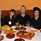 Simone, Manolo yNuria en el restauranteLa Casa del Cocido, enla calle Serradores, donde degustar un buen cocido leonés con relleno incluido y unas exquisitas mollejas.