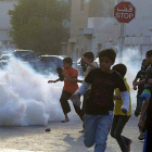 Unos niños escapan del gas lacrimógeno lanzado por la policía durante una marcha el pasado 11 de abril para protestar por la celebración del GP de F-1.