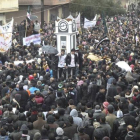 Miles de manifestantes llevan los ataúdes de los rebeldes asesinados en baba Amro, cerca de Homs (Siria).