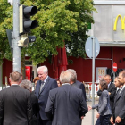 el primer ministro Horst Seehofer visita la escena de la masacre.