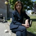 La candidata del PSOE, sentada en un banco, en la barriada del Temple