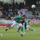 David Malo se anticipa a un jugador del Guijuelo de cabeza para llevarse un balón cerca de la medula