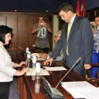 La nueva concejala Fe Fernández, en el momento de la toma de posesión ante el alcalde.