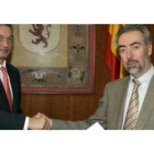El director de León Farma, Alberto Carazo, y el vicerrector de Investigación, Alberto Villena, despu