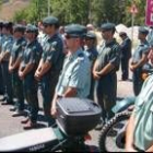 Miembros de la Guardia Civil esperando la llegada el general Laguna