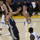 Marc Gasol tira a canasta ante los pívots de Golden State.